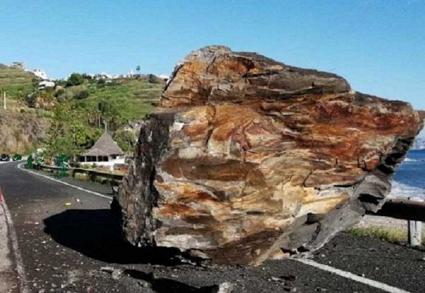 870003862_Rockblockingcoastroad.jpg.93434c07accdce9471763e9abfb28b6d.jpg